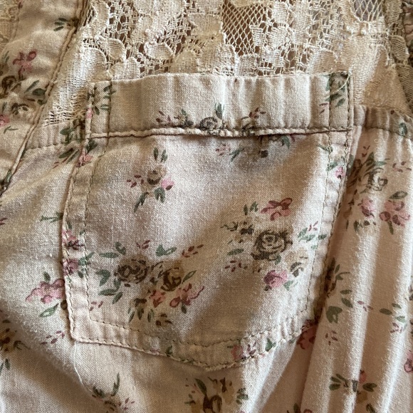 EUC Cute floral sleeves top with lace detailing. - Picture 3 of 9